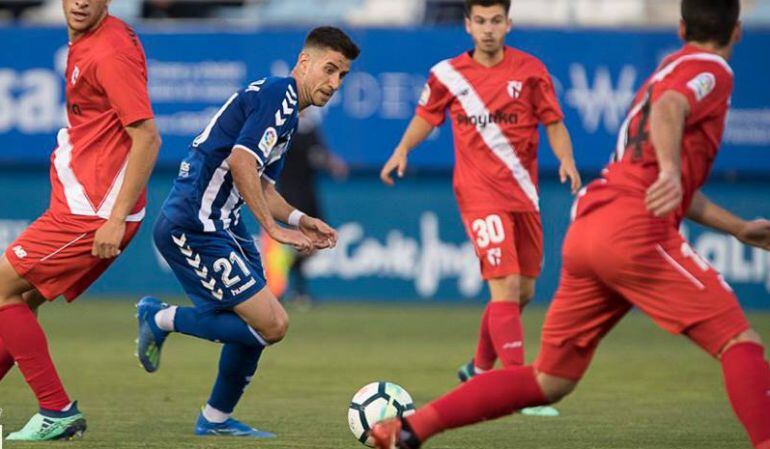 Ojeda (21) ha anotado siete goles en esta pasada temporada. El último en el partido de la imagen ante el Sevilla Atlético, dos de los equipos descendidos.