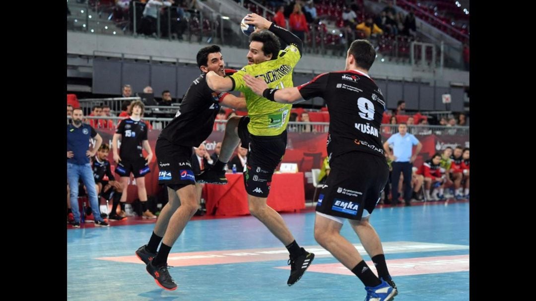 Erwin Feutchmann intenta un lanzamiento a portería 