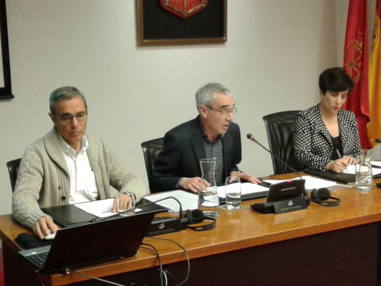 El director gerente del Complejo Hospitalario de Navarra, doctor Antonio Merino, en el centro de la mesa