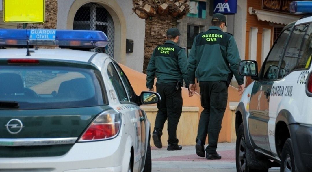 La Guardia Civil de La Rioja, a las 8:00 horas del pasado día 10, recibió varias llamadas en las que se indicaba que en la AP-68, a la altura del municipio riojano de Navarrete, había un vehículo averiado y una persona en mitad de la calzada armada y que intentaba parar vehículos