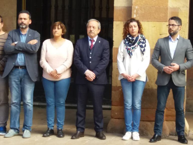 El alcalde de Oviedo, Wenceslao López (en el centro), acompañado por varios miembros de la corporación municipal, guarda un minuto de silencio en recuerdo de las mujeres asesinadas víctimas de la violencia machista.