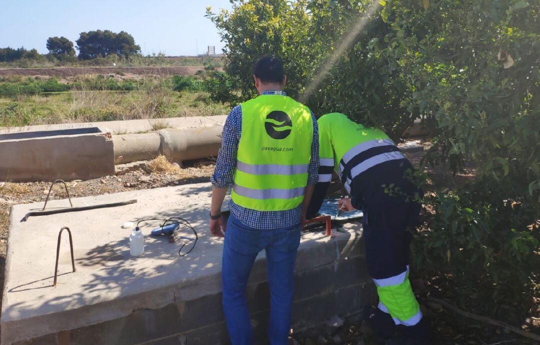 Dos trabajadores durante las pruebas previas al arranque de la planta desaladora de Moncofa, la semana pasada