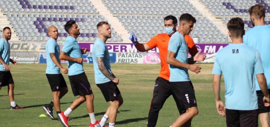 Los jugadores del Real Jaén se ejercitan en La Victoria tras el parón en la temporada con motivo de la crisis sanitaria del coronavirus.