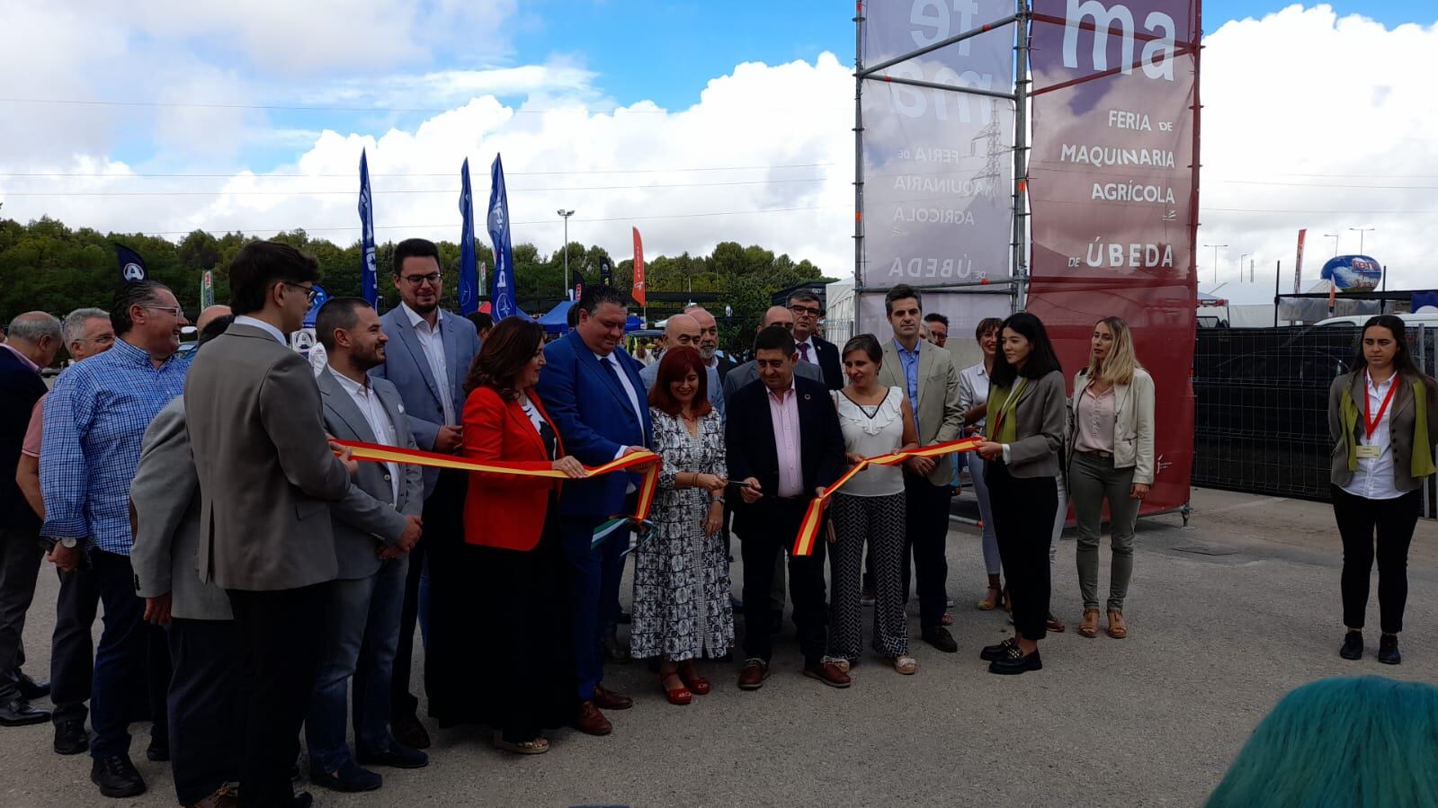 Momento del corte de cinta de la Feria de Maquinaria Agrícola en Úbeda