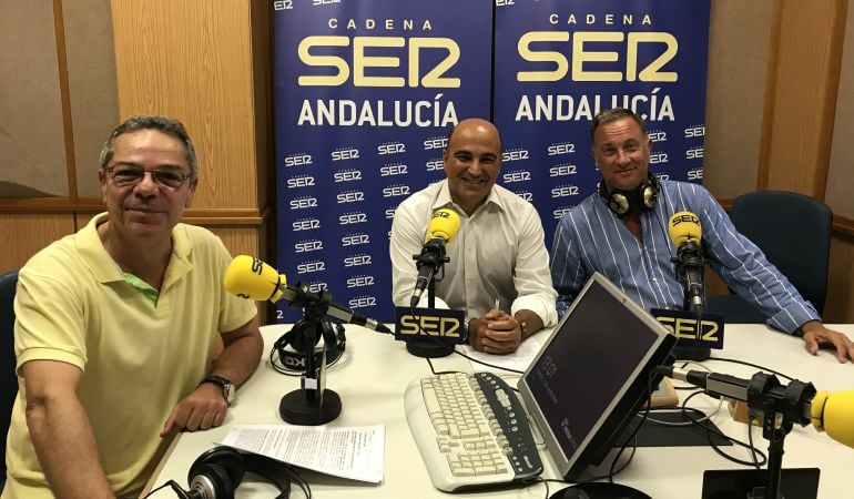 De izquierda a derecha, Salomón Hachuel, director del programa Hoy por Hoy Sevilla; José Manuel Mérida, director de Prevencoor; y Juan Castaño