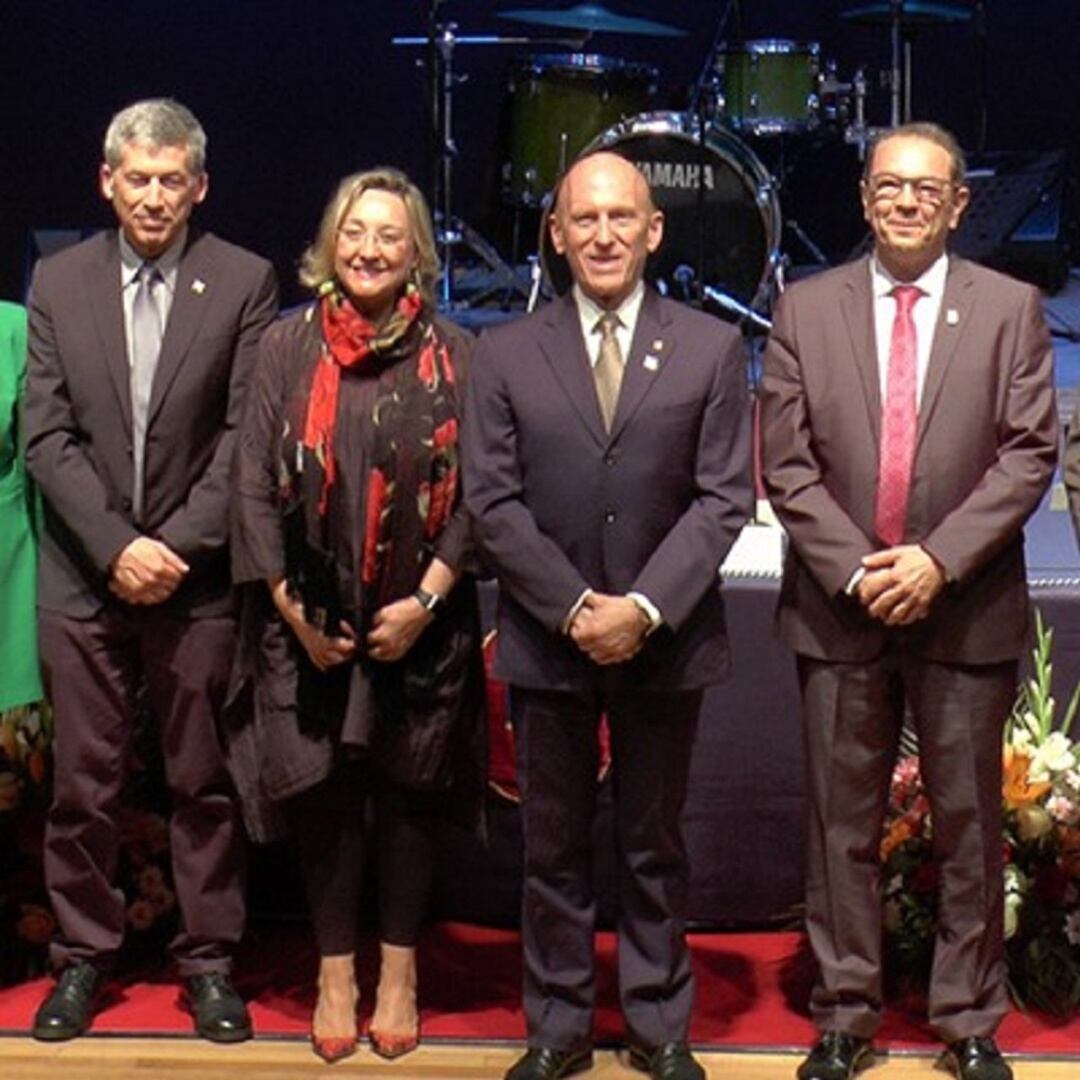 Antonio Alcamí, Jorge Alió y Ángela Nieto junto al alcade de Sax, Juanjo Herrero