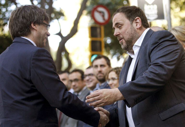 Carles Puigdemont y Oriol Junqueras durante la tradicional ofrenda floral al monumento a Rafael Casanova