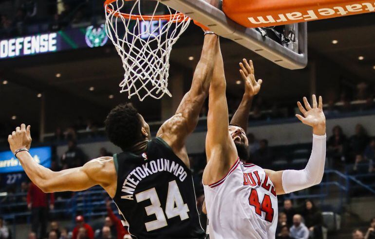 Mirotic lucha por un rebote con Antetokounmpo