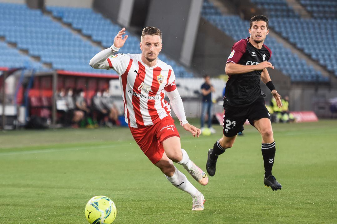 Iván Balliu, un futbolista con galones en el Almería.