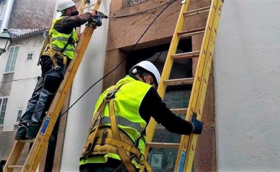 Instalación de fibra en un pueblo