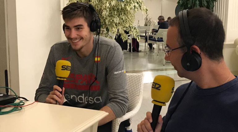 Juancho Hernángomez responde a las preguntas de Manu Carreño ante la atenta mirada de Pacojó