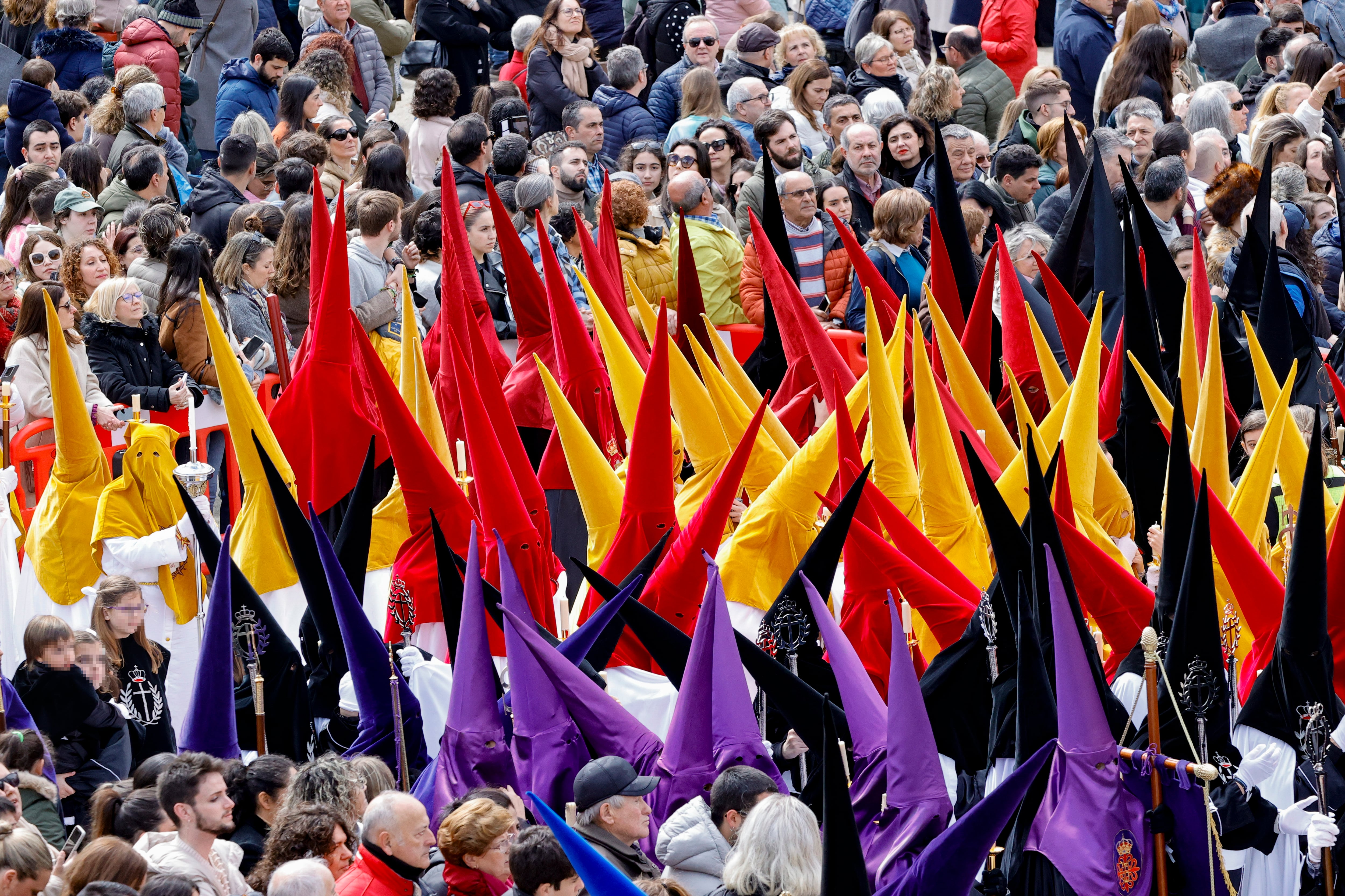 FERROL, 29/03/2024.- El Viernes Santo de Ferrol incluye procesiones desde la mañana hasta la madrugada, donde destacan la del Santo Encuentro, que se celebra en la plaza de Armas de la ciudad y tiene como protagonistas a cuatro pasos, con el Jesús Nazareno (1863), San Juan Evangelista, Santa Mujer Verónica (siglo XVIII) y la Virgen de los Dolores (siglo XVIII). EFE/ Kiko Delgado.