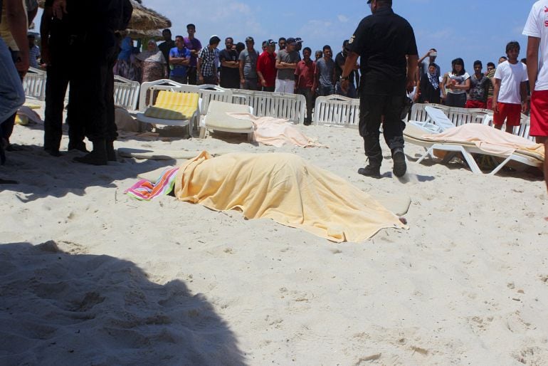 El cadáver de un turista, en la playa del sur de Túnez donde se ha producido el atentado