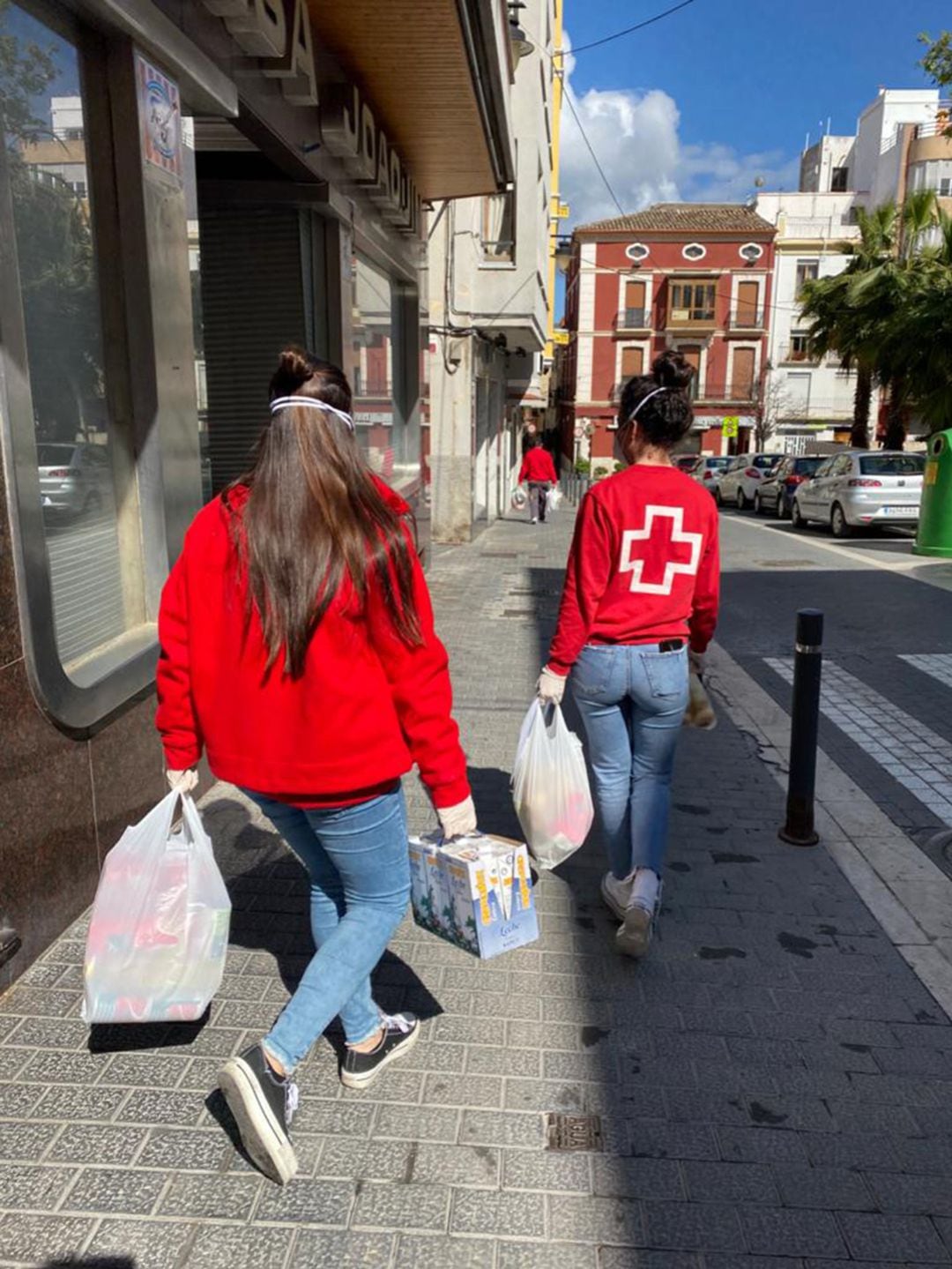 Personal de Creu  Roja realitzant tasques a Ontinyent