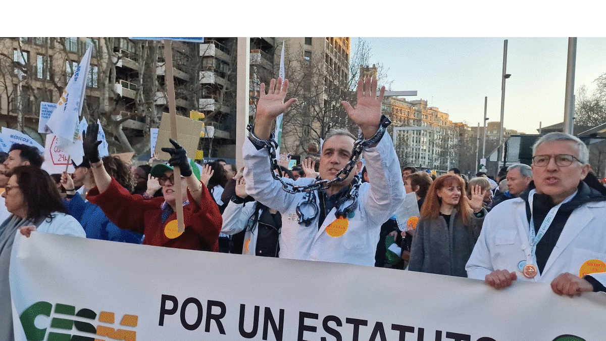 Cientos de médicos protestan en Zaragoza contra las "ocurrencias" del Ministerio de Sanidad y la Consejería