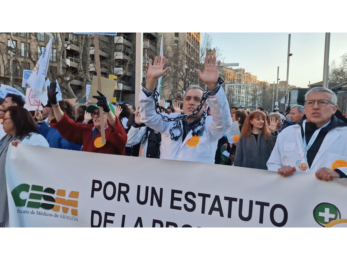 Cientos de médicos protestan en Zaragoza contra las "ocurrencias" del Ministerio de Sanidad y la Consejería