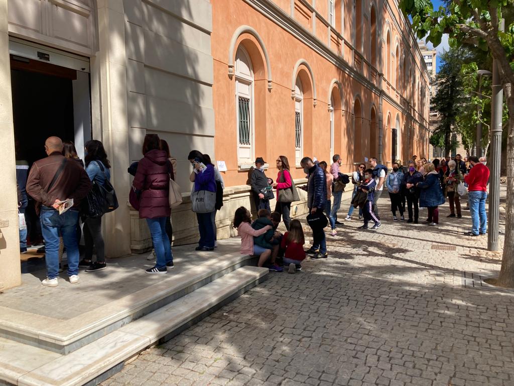 Colas para comprar las sillas para el Entierro de la Sardina en las dependencias del Teatro Romea de Murcia