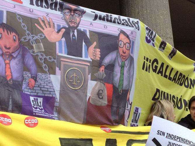 Este es uno de los carteles que se pueden ver en esta jornada de huelga, en él se lee: &quot;Gallardón dimisión&quot;