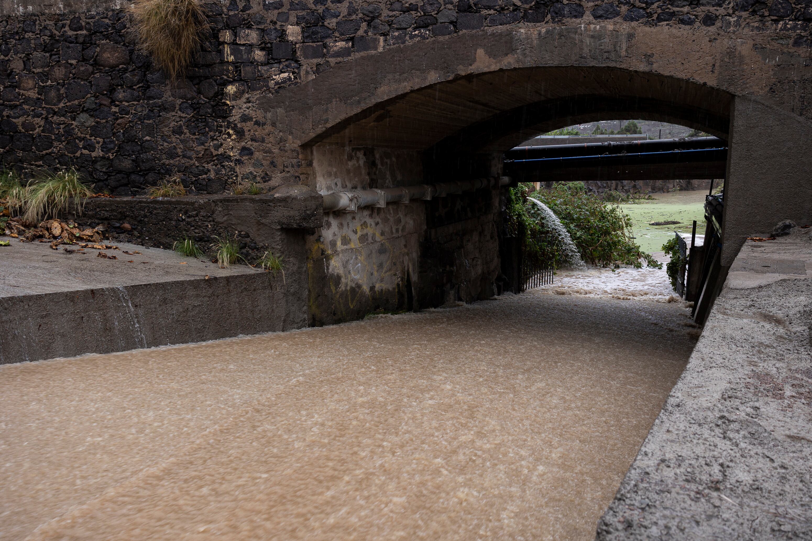 La tormenta tropical Hermine ha descargado este domingo más de 100 litros de agua por metro cuadrado en algunos puntos de Las Palmas de Gran Canaria. En la imagen, escorrentías en el barrio de Tamaraceite. EFE/Quique Curbelo