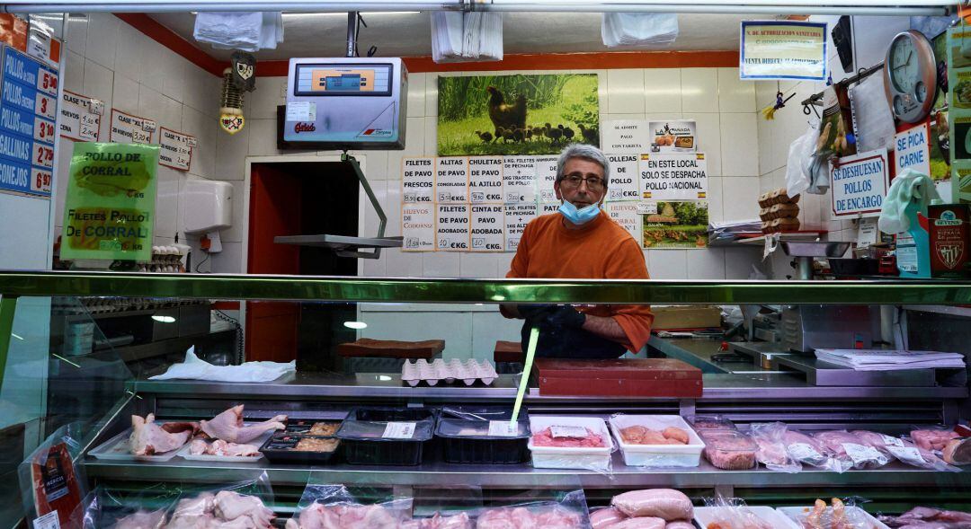 Vista de la carnicería en un puesto de mercado 