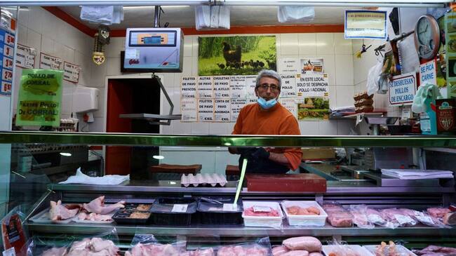 Vista de la carnicería en un puesto de mercado