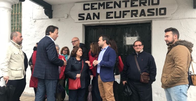 Julio Millán visita junto a su Ejecutiva, María del Carmen Navas y Josefa Alcántara, el Cementerio de San Eufrasio.