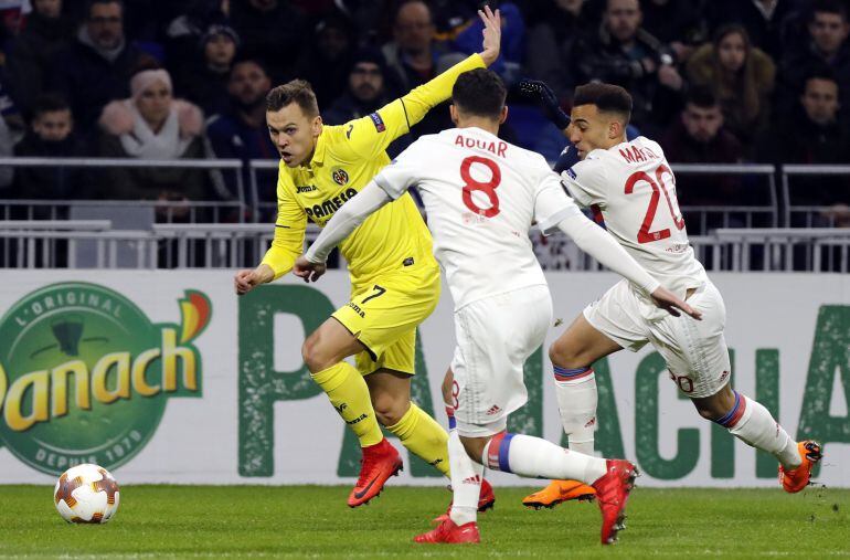 Cheryshev (i) de Villarreal disputa un balón con Houssem Aouar (c) y Fernando Marcal (d) de Olympique Lyonnais hoy, jueves 15 de febrero de 2018, durante un juego de la Liga Europa entre Olympique Lyonnais y Villareal CF, en Lyon (Francia). 