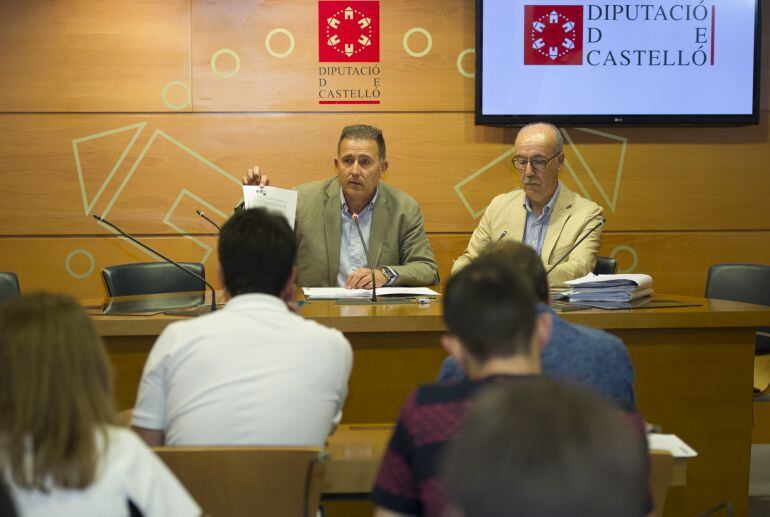 El vicepresidente provincial, Vicent Sales, junto al diputado responsable de la contratación de la Diputación, Luis Martínez.