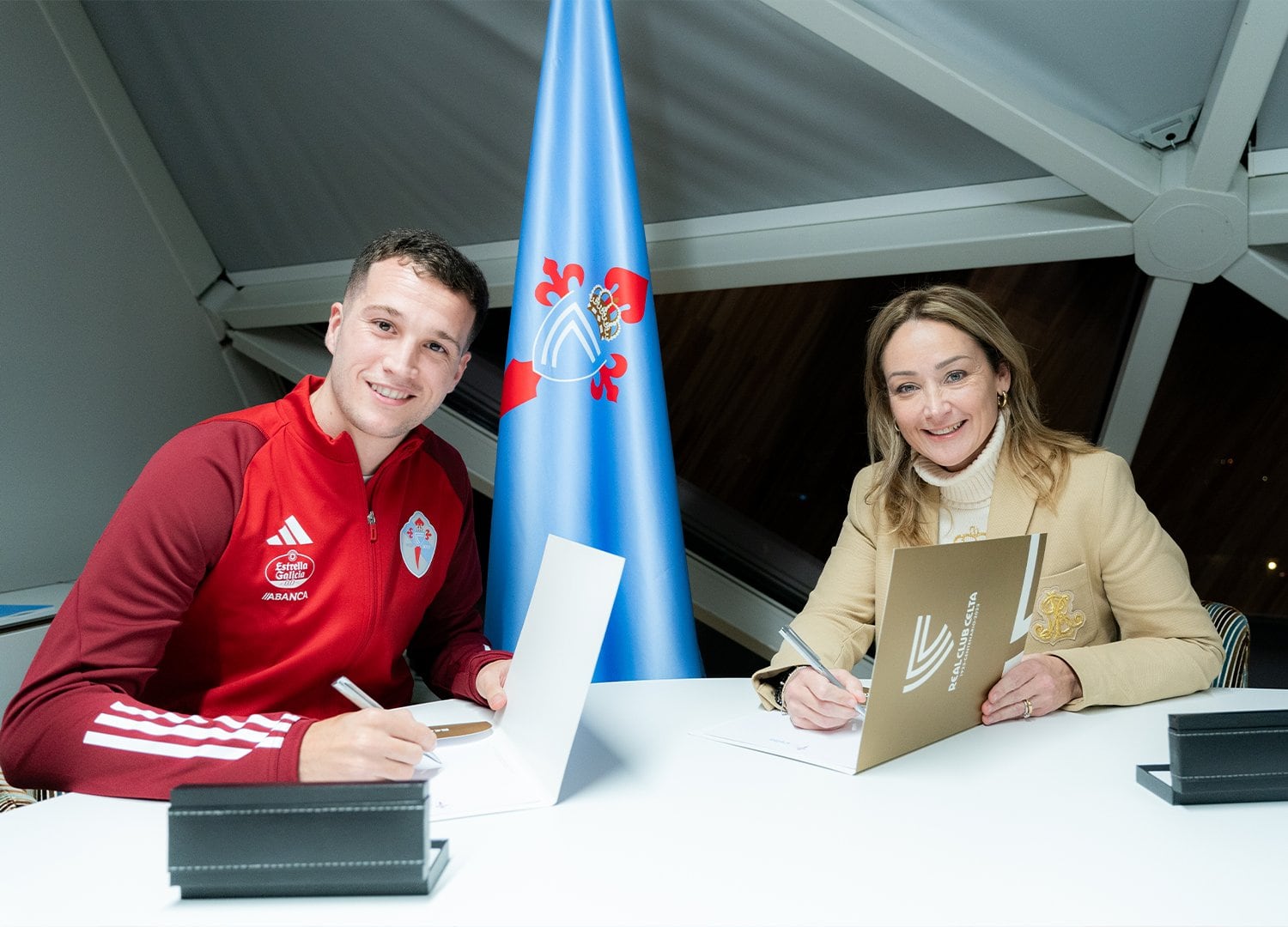 Javier Manquillo junto a Marián Mouriño firmando su contrato con el Celta