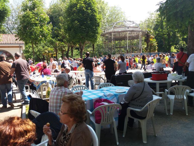 Los ovetenses disfrutan del Martes de Campo en el Campo de San Francisco.