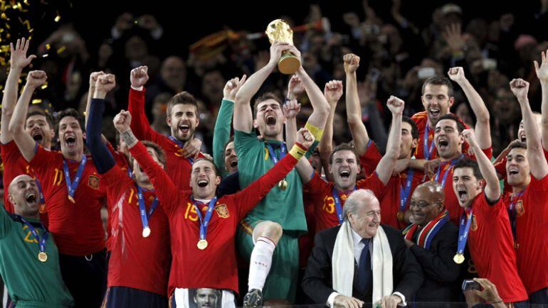 Casillas levanta la Copa del Mundo en el Mundial de Sudáfrica 2010