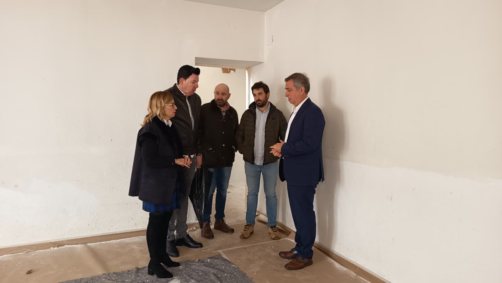 La concejala de Participación Ciudadana, María del Carmen Angulo, y el edil de Mantenimiento Urbano, Javier Padorno (en los dos extremos), visitan el edificio de Puerta del Ángel junto a técnicos municipales.