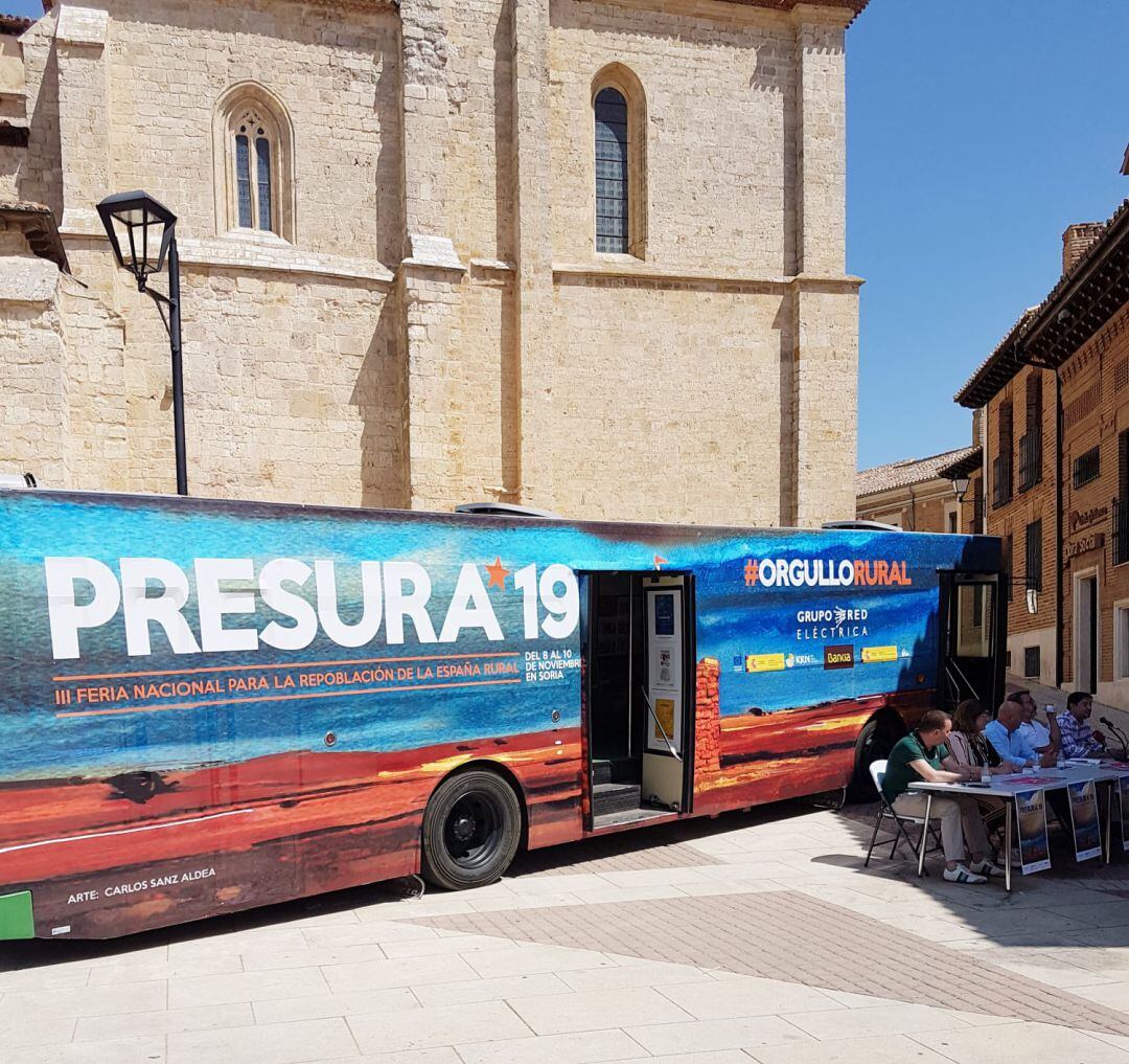 El autobús de la repoblación en Paredes de Nava