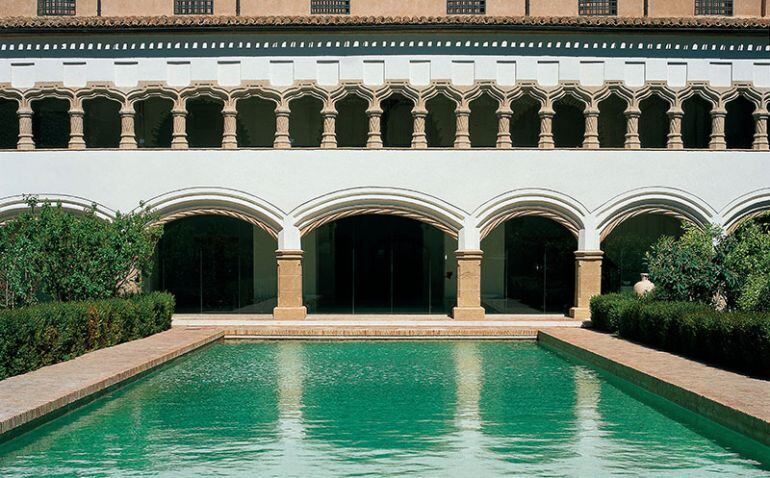 Patio con alberca del Museo Santa Clara de Murcia en una foto de archivo