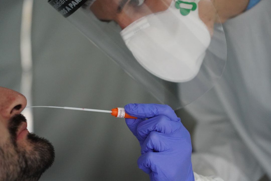 Trabajadores sanitarios realizan test de coronavirus en el Hospital de Basurto, en una imagen de archivo