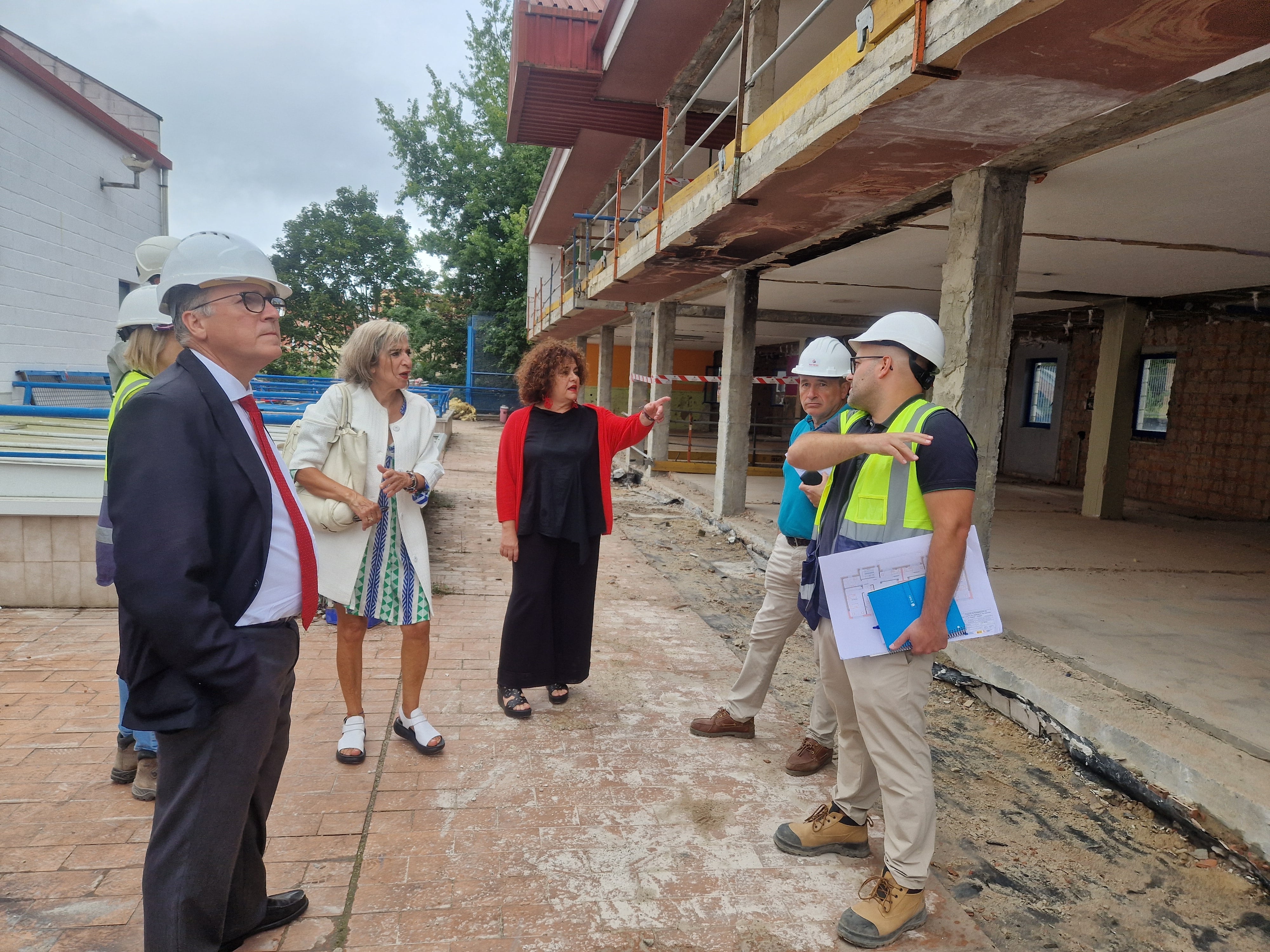 La consejera Marta del Arco (en el centro con chaqueta roja)  y la directora general de Infancia y Familias, Belén Barrero (a su derecha), junto a  técnicos de la obra durante la visita que han realizado a las obras del centro de menores.