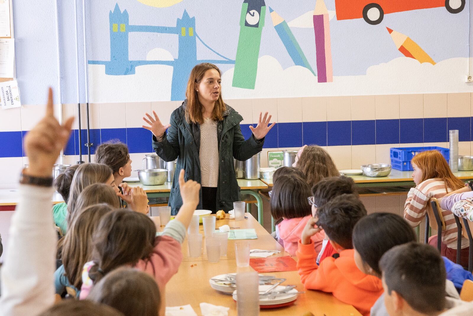 La alcaldesa de Getafe, Sara Hernández, en un comedor de un colegio de la ciudad.