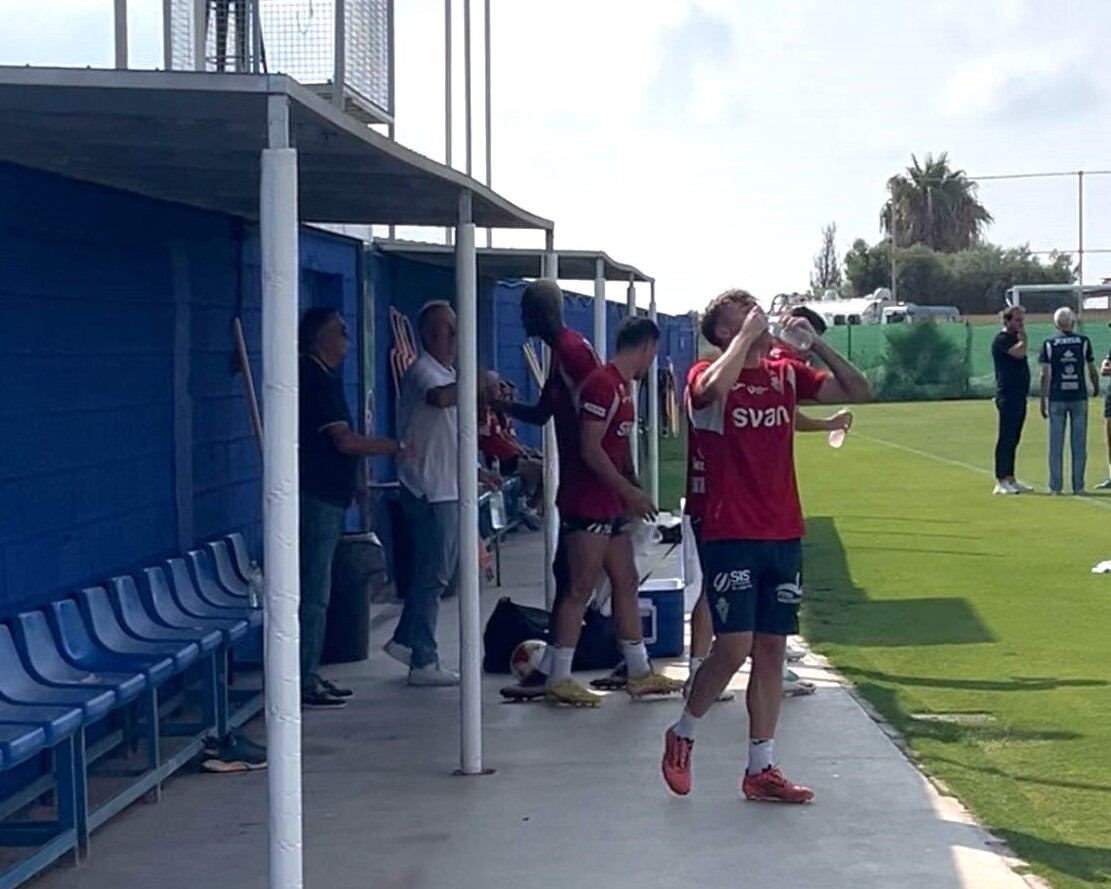 Felipe Moreno, presidente del Real Murcia, saluda a Mathieu Seyram durante un entrenamiento de pretemporada..