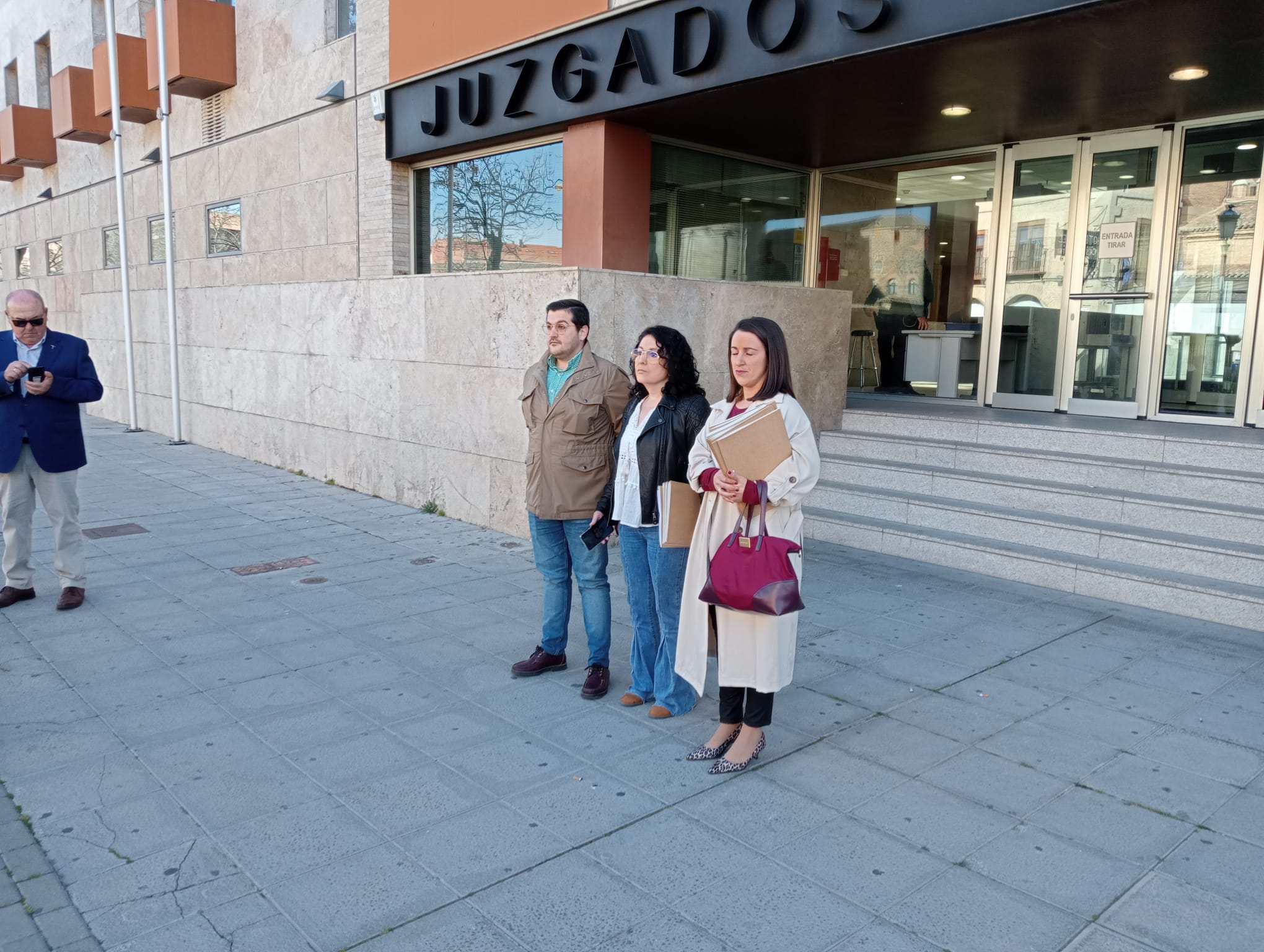 Román, Contento y Martín, a las puertas de los juzgados de Toledo