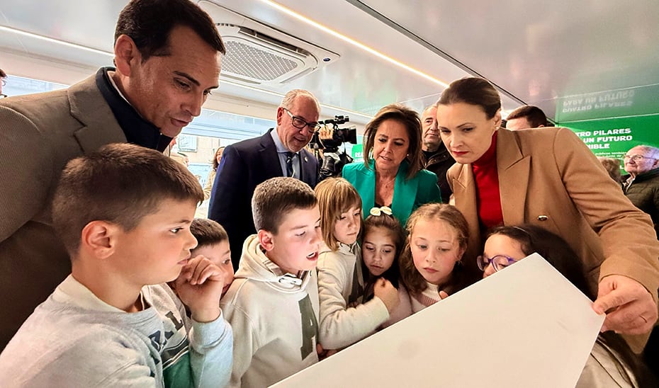 Responsables d la Junta de Andalucía con escolares de Garcíez en la parada del Educa Bus en la localidad