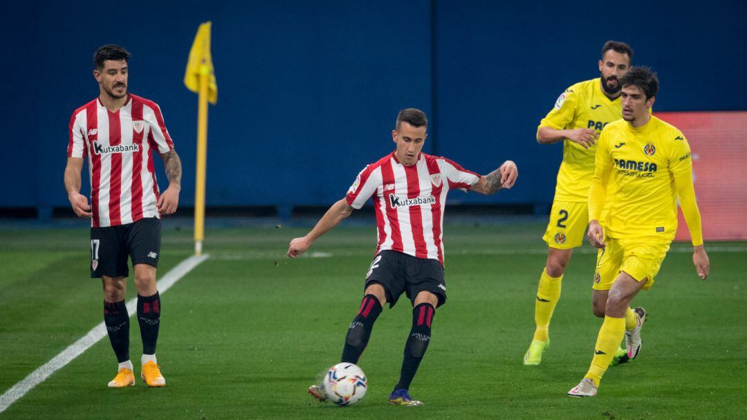 Berenguer conduce el balón ante Gerard Moreno