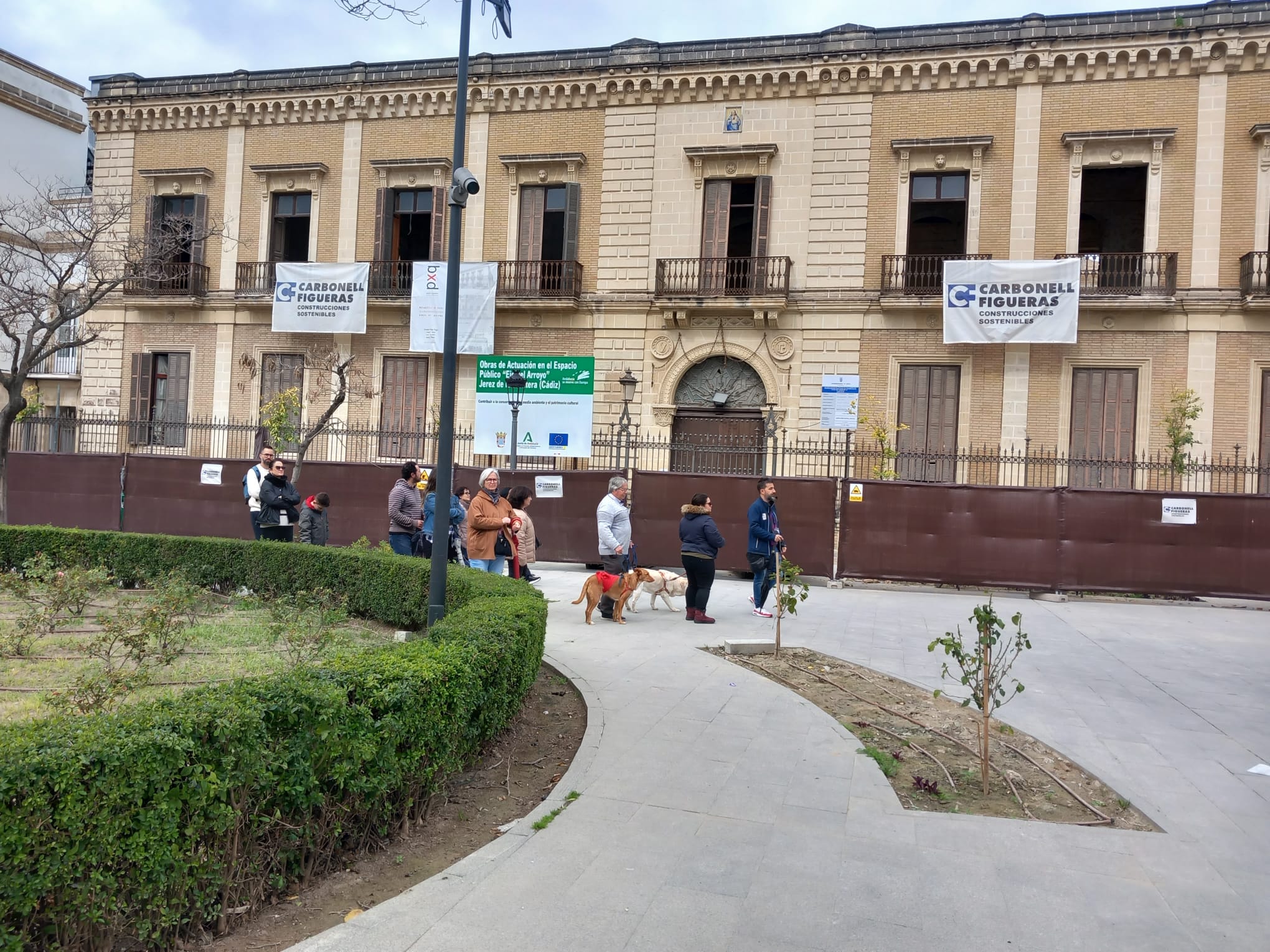 Un grupo de turistas este domingo frente al futuro Hotel Puerto Hermoso, en el Arroyo