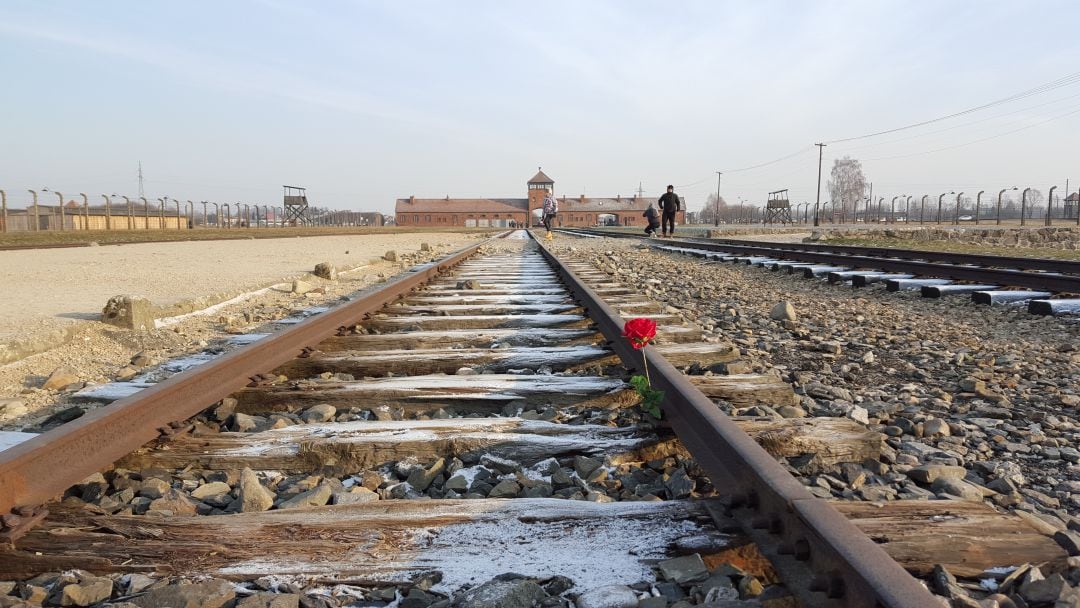 Pista de ferrocarril abandonada hacia el campo de concentración de Auschwitz.