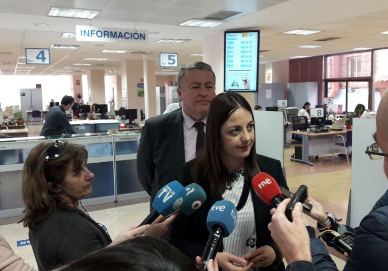 La Jefa Provincial de Tráfico, Virginia Jerez, junto al Delegado del Gobierno, Francisco Bernabé, en la DGT en Murcia