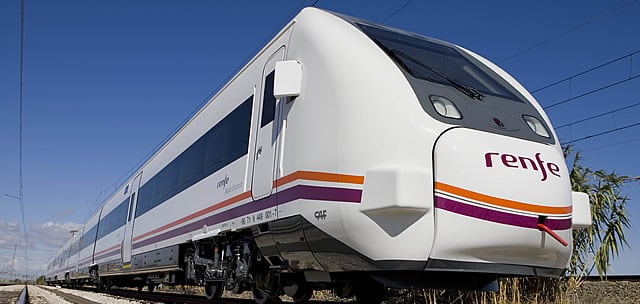 Tren Intercity durante su trayecto entre Madrid y Gandia.