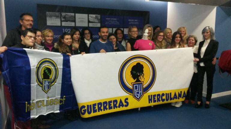 Paco Peña, jugador del Hércules CF, junto a los miembros de la peña Guerreras Herculanas