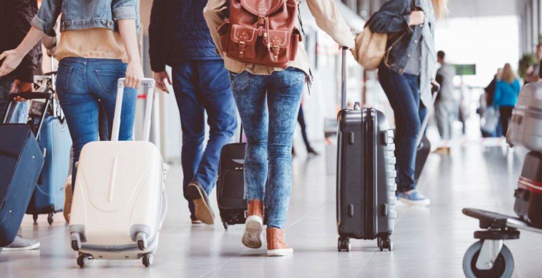 Viajeros con maletas.