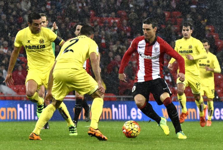 Aduriz intenta driblar a Mario.