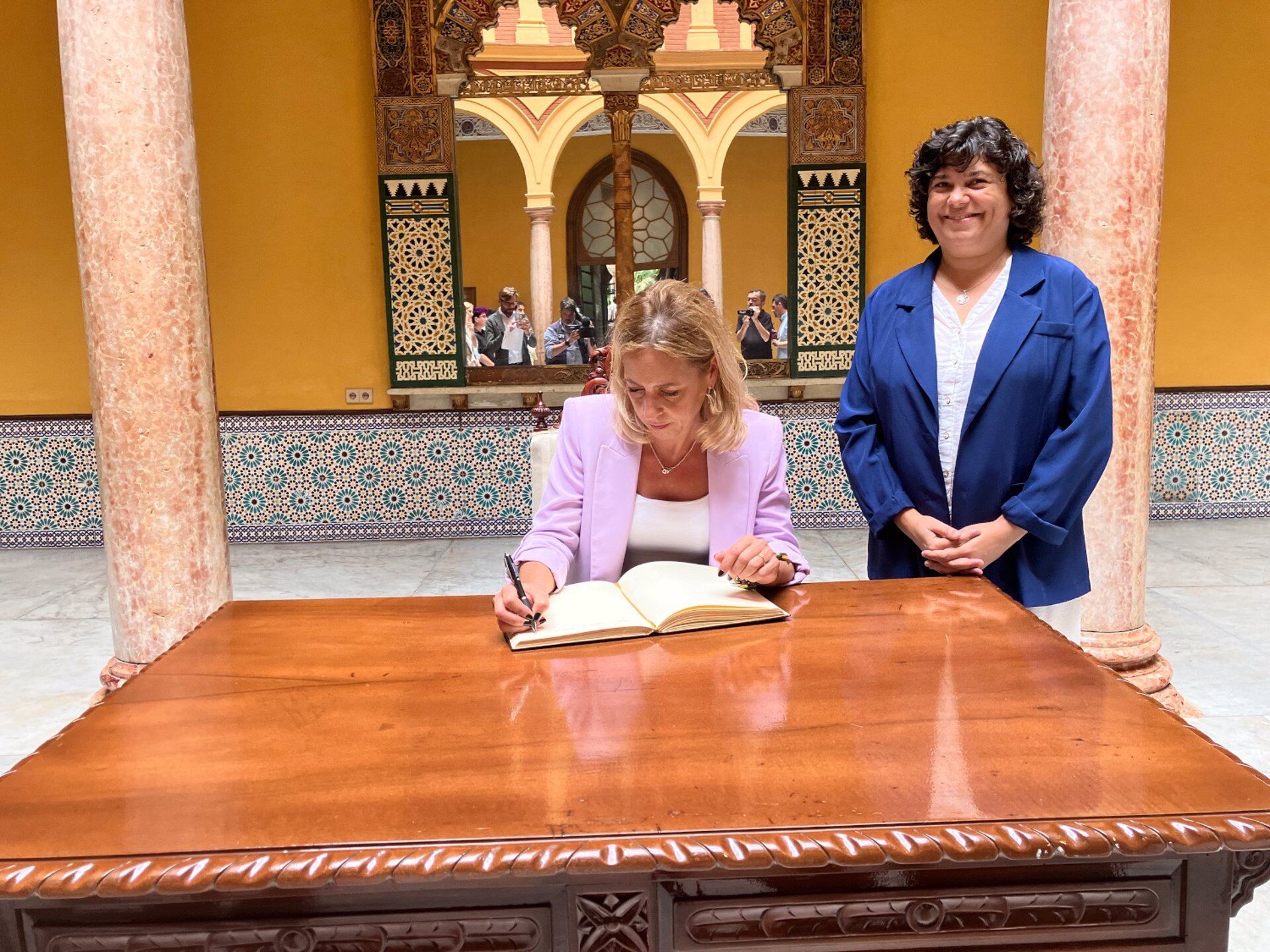 La presidenta de la Diputación firma en el libro del Ayuntamiento junto a la alcaldesa de Sanlúcar