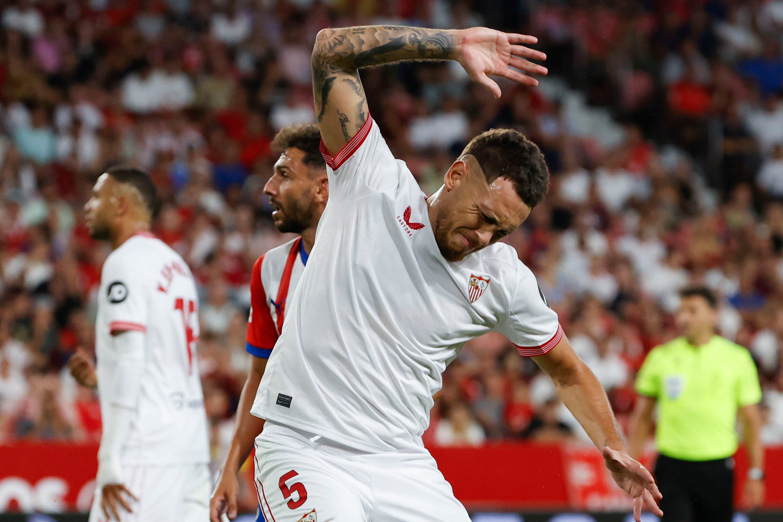 SEVILLA, 26/08/2023.- Lucas Ocampos, del Sevilla, tras fallar un remate ente el Girona durante el partido de la jornada 3 de LaLiga que estos dos equipos juegan hoy sábado en el estadio Sánchez Pizjuán. EFE/Julio Muñoz
